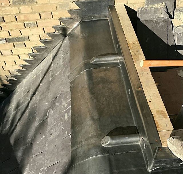 Raccord d'étanchéité en plomb sur toiture ardoise.
